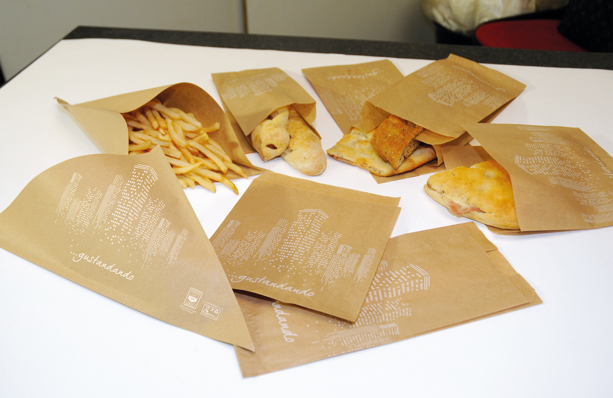 SAC.CARTA ANTIGRASSO A. GUSTANDANDO (2000 PZ)